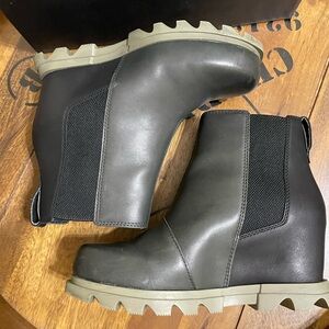 SOREL Joan Of Arctic Wedge lll Chelsea Black Gray Wedge Boot Waterproof Size 7